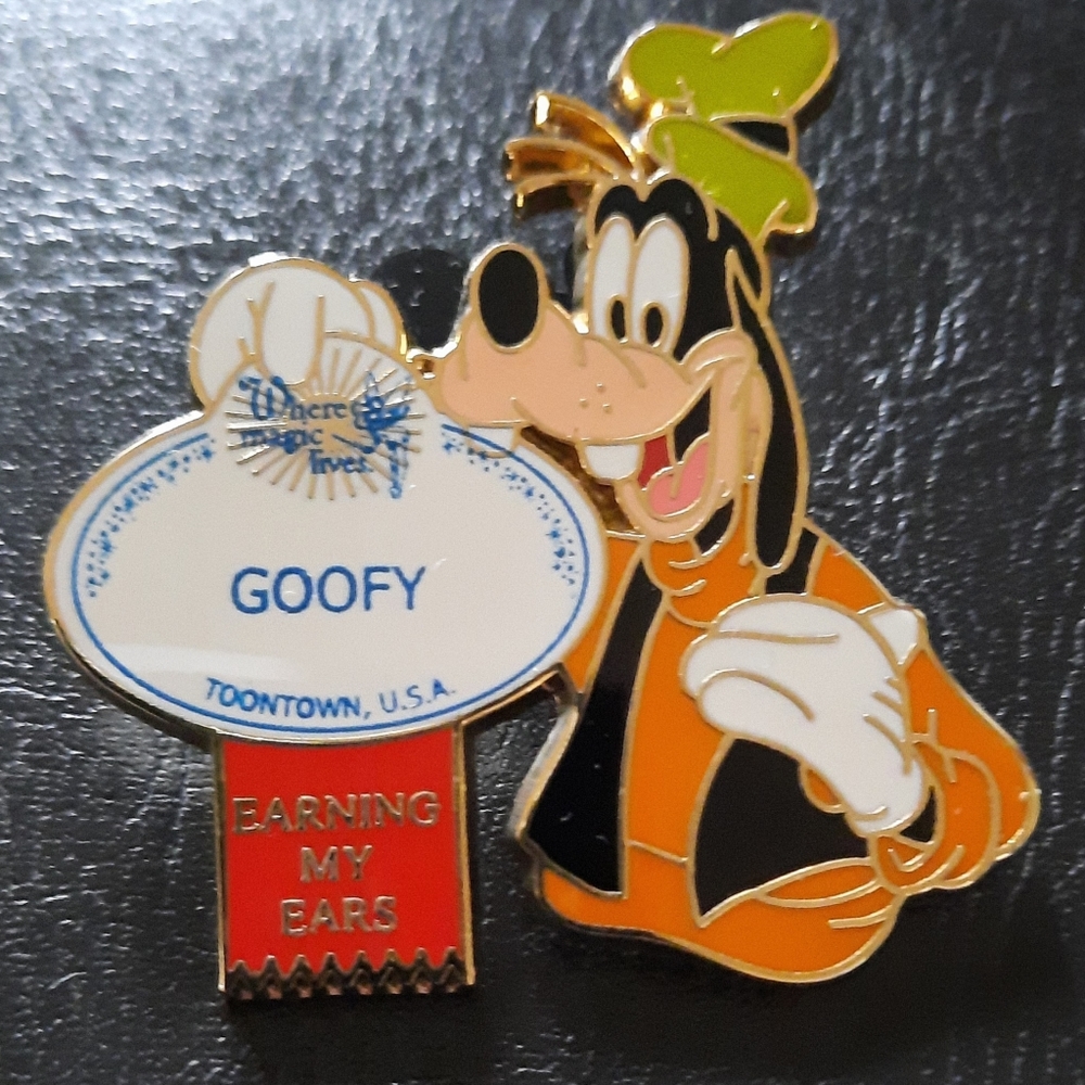 2 "Retired" Goofy Surprise Pins from 2005-LE & CE